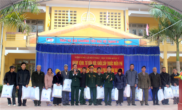 Thầy thuốc Viện Bỏng Quốc gia “Hành trình về nguồn” khám bệnh cho người nghèo